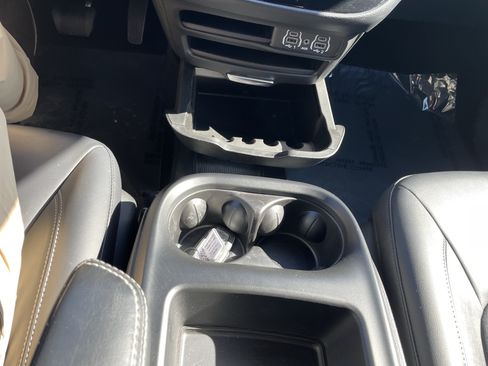 Used 2025 Chrysler Pacifica Select FWD image 24