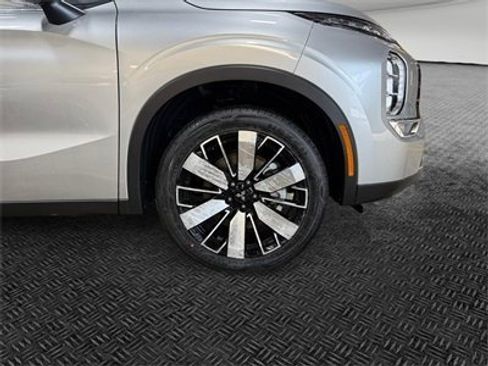 New 2025 Mitsubishi Outlander SE image 11