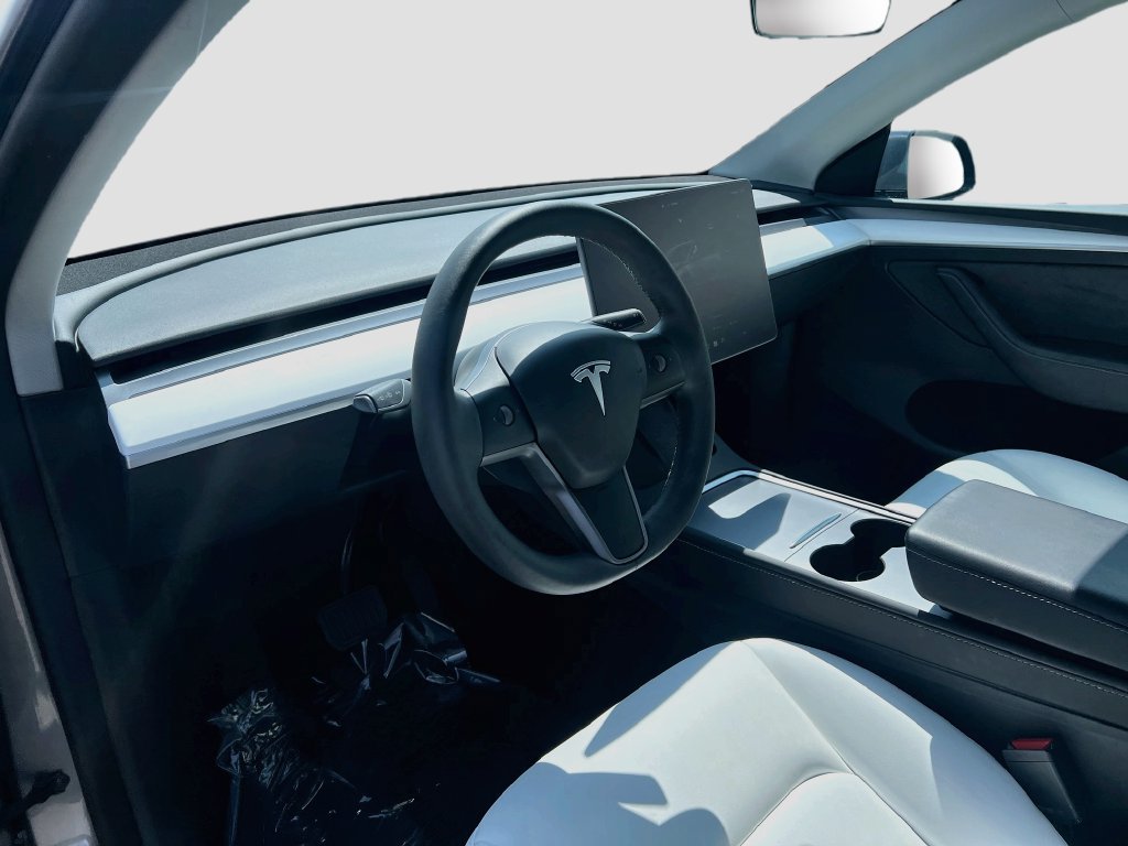 Used 2025 Tesla Model Y Long Range RWD image 9