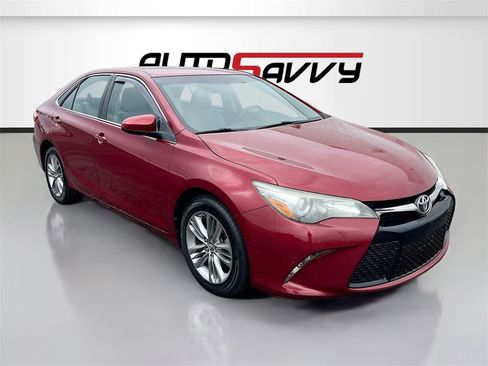 Used 2017 Toyota Camry SE image 1