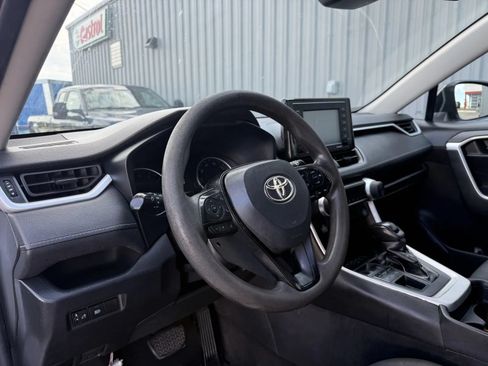 Used 2021 Toyota RAV4 LE AWD/4WD image 19