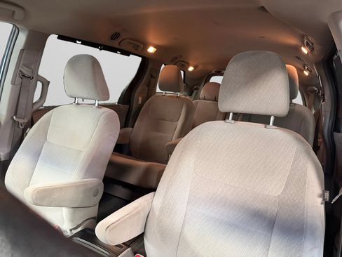 Used 2015 Toyota Sienna LE FWD image 34