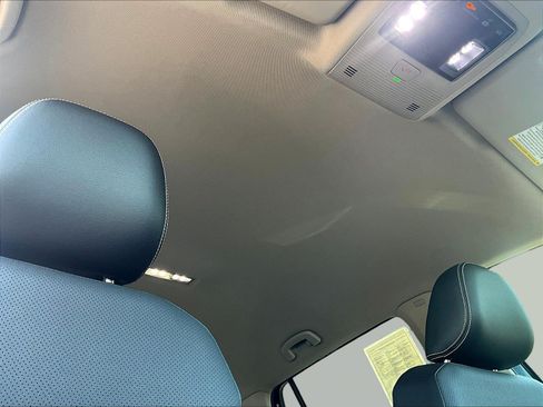 Used 2025 Volkswagen Atlas SE FWD image 28