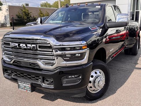 Used 2026 RAM 3500 Laramie AWD/4WD image 3