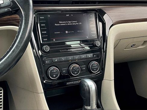 Used 2020 Volkswagen Passat 2.0T SEL image 9