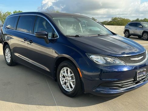 Used 2017 Chrysler Pacifica LX image 14