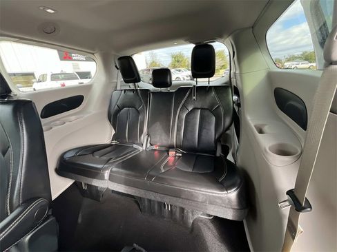 Used 2024 Chrysler Pacifica Touring-L image 12