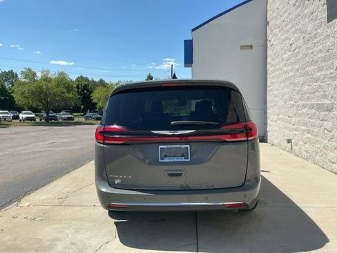 Used 2023 Chrysler Pacifica Touring-L FWD image 11