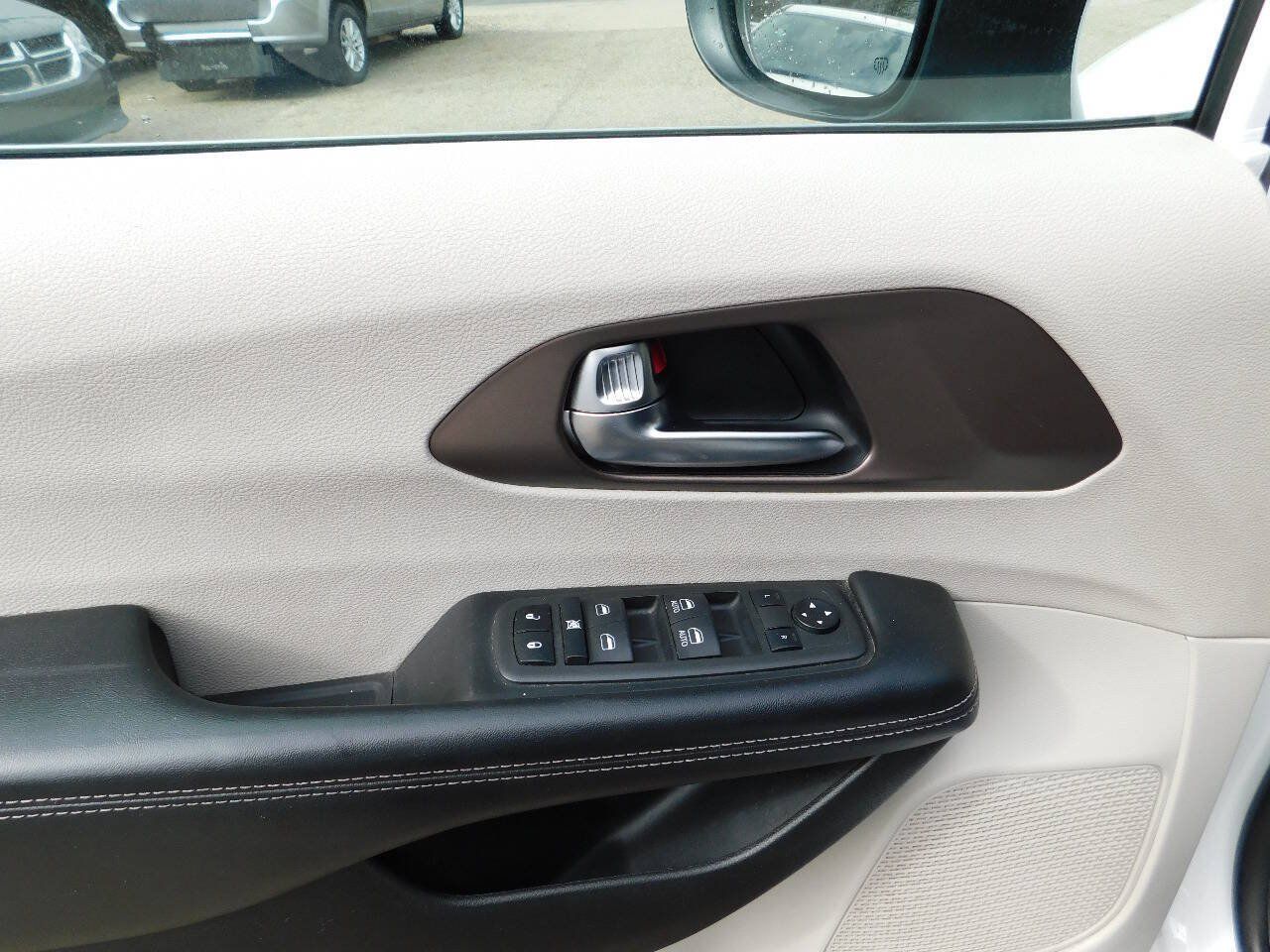 Used 2022 Chrysler Voyager LX FWD image 26