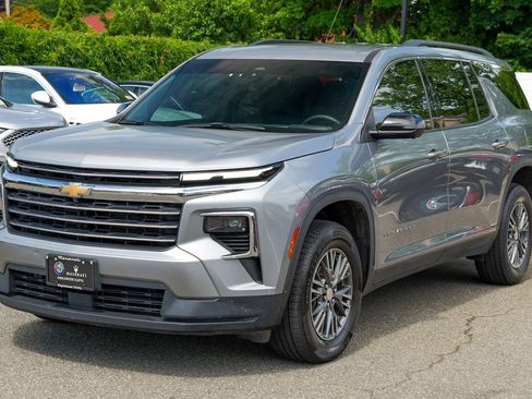 Used 2024 Chevrolet Traverse LT AWD/4WD image 3