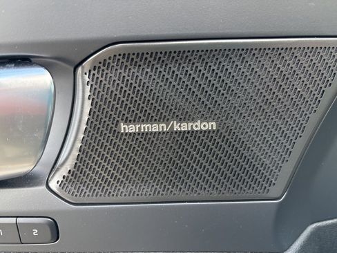 Certified 2025 Volvo XC40 B5 Ultra w/ Protection Package Premier image 16