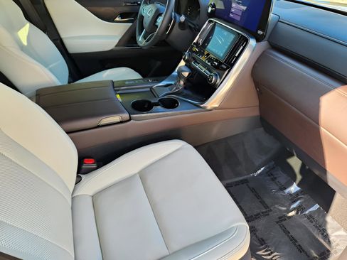 Used 2024 Lexus LX 600 4WD w/ Appearance Package image 28