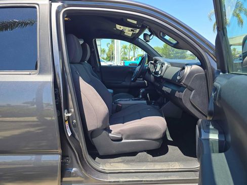 Used 2019 Toyota Tacoma TRD Off-Road w/ Technology Package AWD/4WD image 10