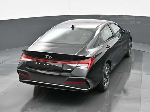 Certified 2025 Hyundai Elantra SEL FWD image 30