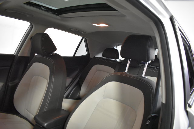 Used 2023 Hyundai Venue SEL w/ Cargo Package FWD image 10