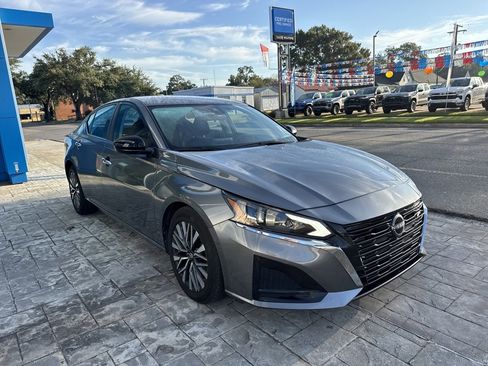 Used 2024 Nissan Altima 2.5 SV image 3
