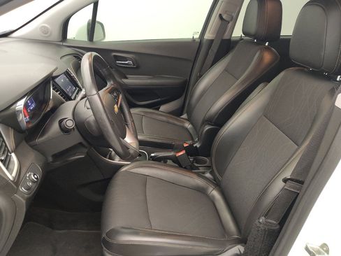 Used 2020 Chevrolet Trax LT w/ LT Convenience Package AWD/4WD image 17
