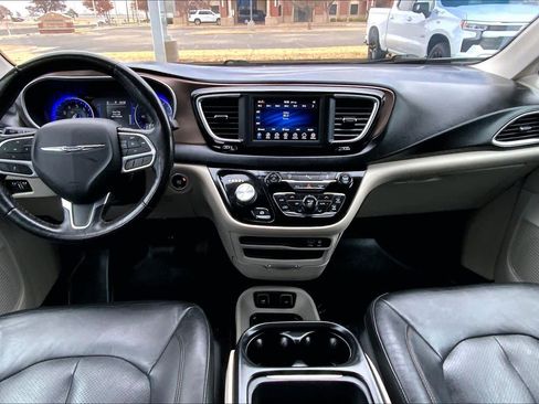 Used 2019 Chrysler Pacifica Touring-L image 15