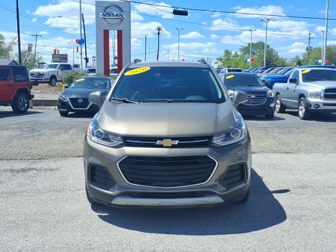 Used 2020 Chevrolet Trax LT w/ LT Convenience Package FWD image 2