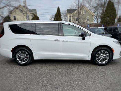 New 2026 Chrysler Pacifica Select image 4