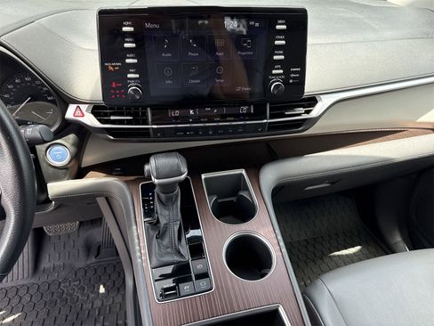 Used 2022 Toyota Sienna XLE image 32