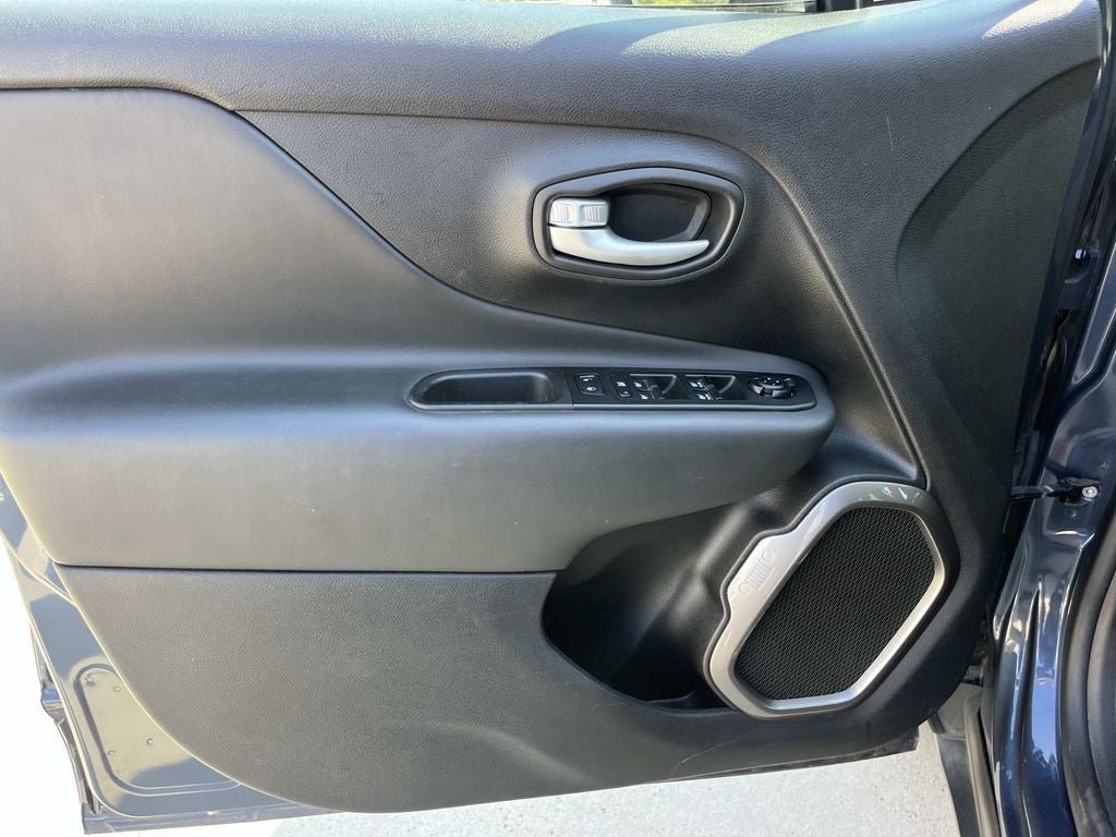Used 2023 Jeep Renegade Latitude AWD/4WD image 27