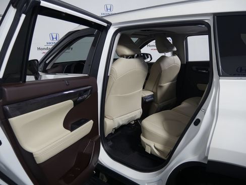 Used 2020 Toyota Highlander Limited AWD/4WD image 10