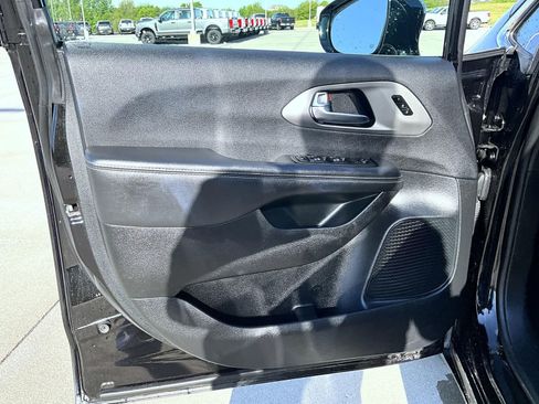 Used 2025 Chrysler Pacifica Select FWD image 9