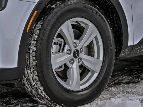 Used 2025 Kia Sorento LX image 4