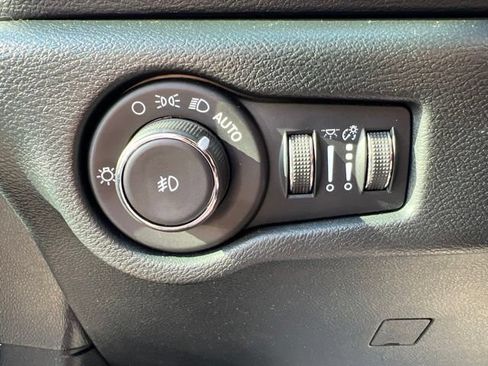 Used 2026 Chrysler Pacifica Select FWD image 19