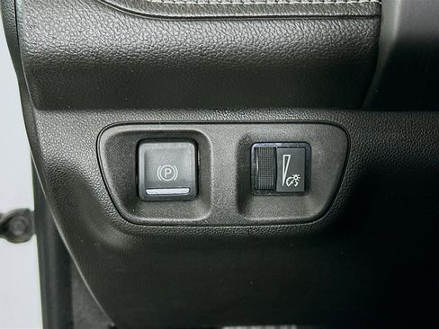 Used 2018 GMC Acadia SLE image 16