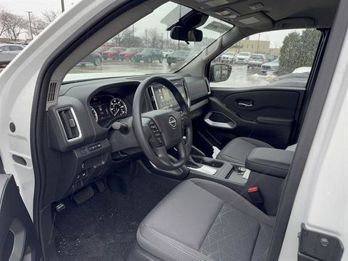 Used 2025 Nissan Frontier SV image 3