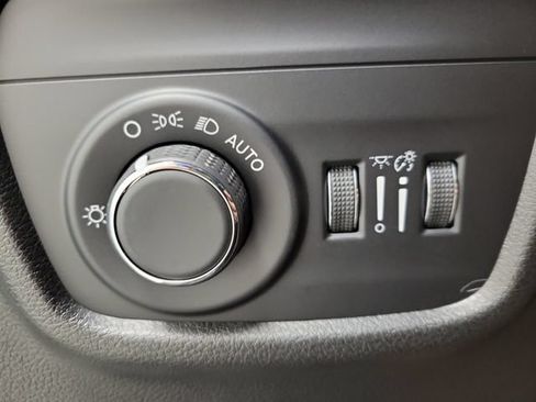 Used 2023 Jeep Grand Cherokee Altitude AWD/4WD image 21