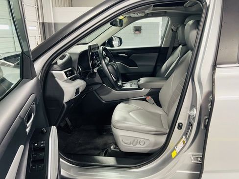 Used 2023 Toyota Highlander XLE image 25