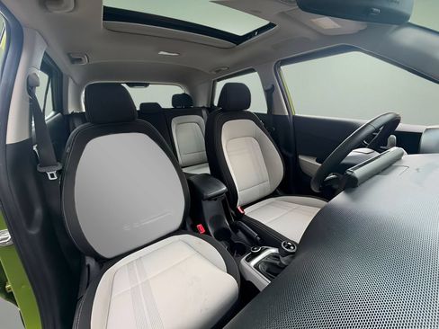 Used 2023 Hyundai Venue SEL FWD image 20