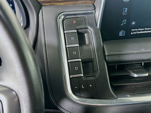 Used 2023 Chevrolet Suburban Premier image 25