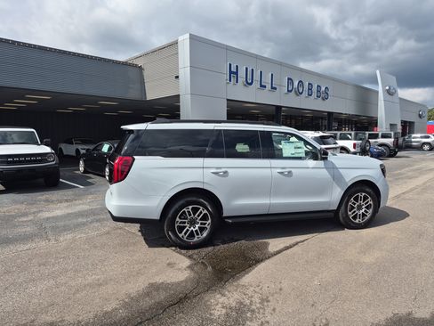 New 2025 Ford Expedition Active image 4