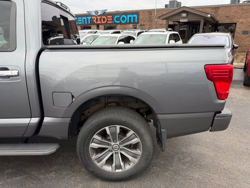 Used 2018 Nissan Titan SL image 39