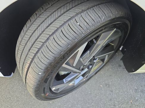 New 2025 Hyundai Elantra SEL image 32