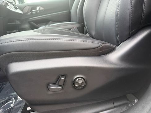 Used 2026 Chrysler Pacifica Select image 16