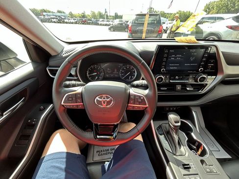 Used 2021 Toyota Highlander XLE AWD/4WD image 31