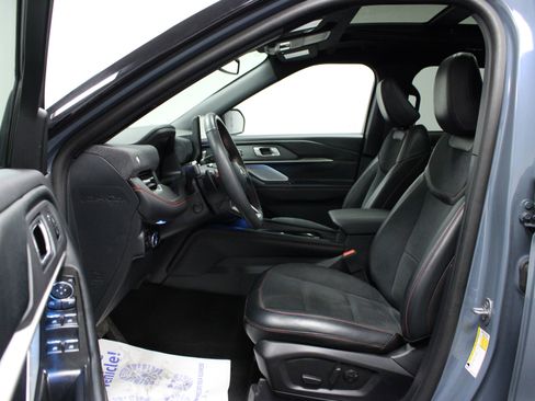 Used 2025 Ford Explorer ST image 12