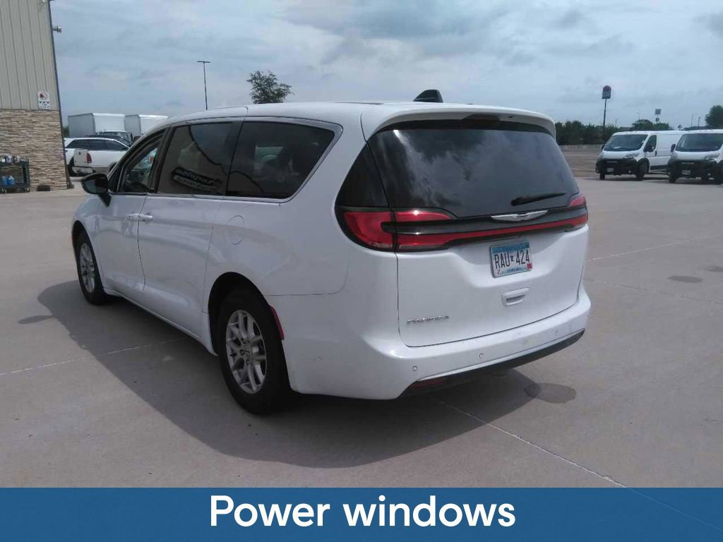 Used 2024 Chrysler Pacifica Touring-L FWD image 15