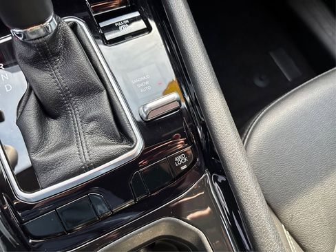 Used 2025 Jeep Compass Limited image 32