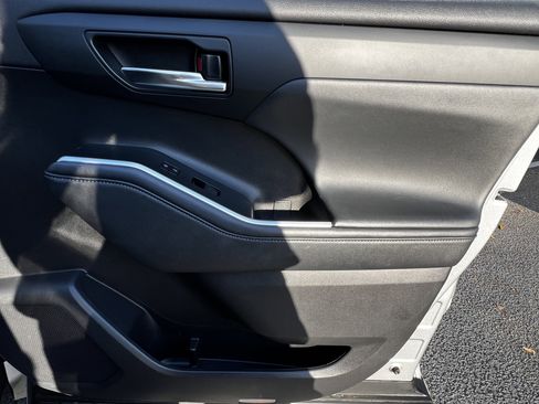 Used 2022 Toyota Highlander XLE image 43