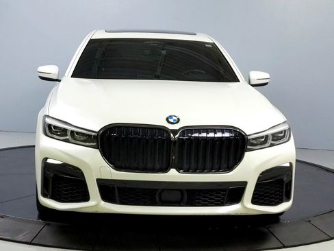 Used 2022 BMW 750i xDrive w/ Executive Package image 2