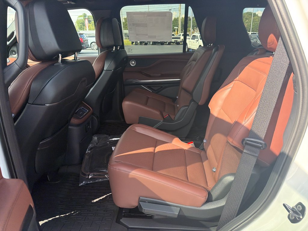 New 2027 Lincoln Navigator Reserve AWD/4WD image 14