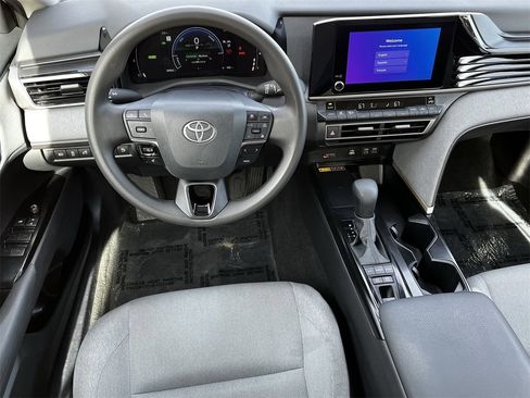 Used 2025 Toyota Camry LE image 7
