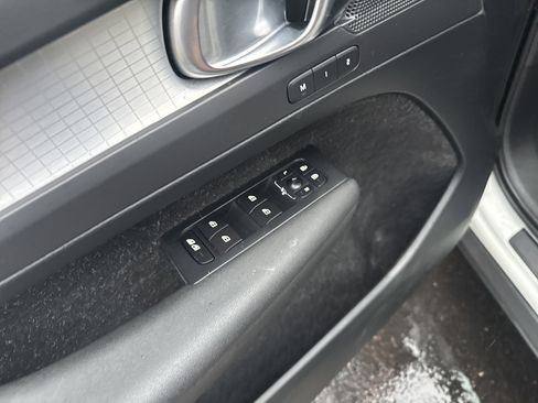 Used 2020 Volvo XC40 T5 Momentum image 16