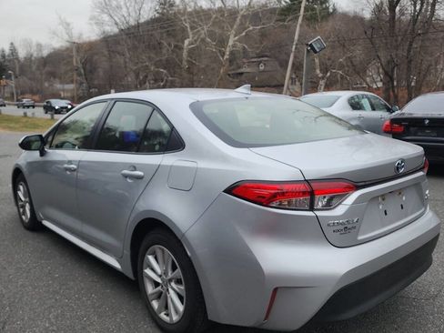 Used 2025 Toyota Corolla LE w/ LE Premium Package image 5